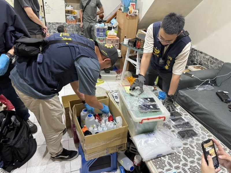 45歲陳姓女子涉嫌販毒遭檢警鎖定，專案小組日前至位在高雄路竹區的租屋處搜索，查獲多種類、市值約新台幣1000萬元毒品。（橋頭地檢署提供）中央社記者張已亷傳真  114年5月8日   
