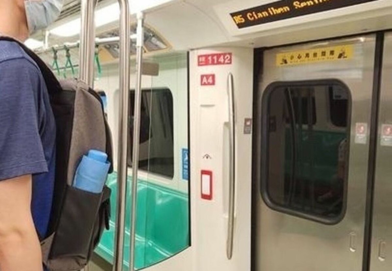 高雄捷運今天傳出車門玻璃脫落意外，示意圖。（翻攝自高雄捷運 x 高雄輕軌粉專）   