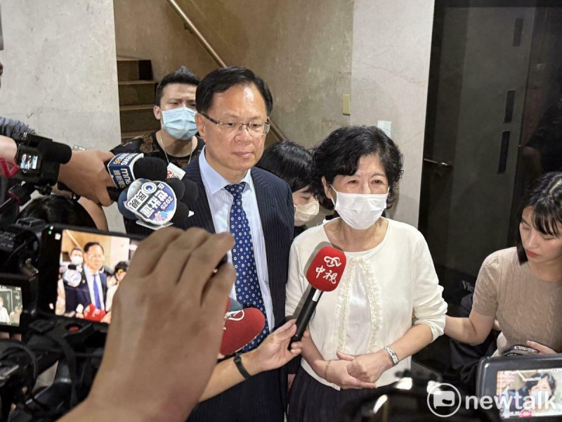 民眾黨前主席柯文哲妻子陳佩琪（右）與民眾黨立委張啓楷（左）。   圖：周煊惠 / 攝