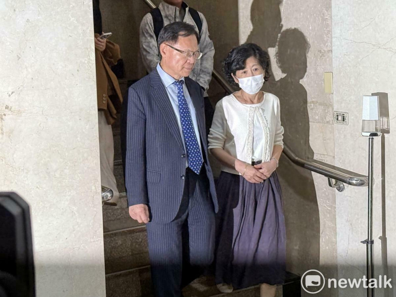 民眾黨前主席柯文哲妻子陳佩琪(右)與民眾黨立委張啓楷(左)。 圖:周煊惠 / 攝
