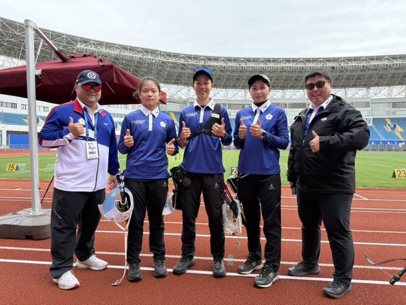 由巴黎奧運國手李彩綺（左2）領軍，搭配施孟君（中）、郭紫穎（右2）組成的台灣反曲弓女團，8日在射箭世界盃上海站勇奪銅牌。左為反曲弓女子隊教練吳英男、右為台灣射箭代表隊總教練廖健男。（射箭協會提供）中央社記者陳容琛傳真  114年5月8日   