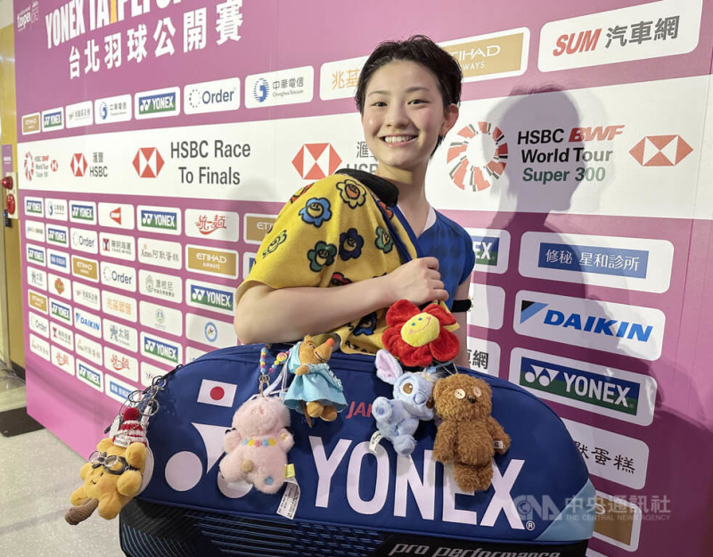 世界排名第8的日本羽球好手宮崎友花（圖）8日在BWF台北羽球公開賽女單16強直落2拿勝，晉級8強，年僅18歲的她，球袋上滿是親朋好友送的娃娃吊飾。中央社記者黎建忠攝  114年5月8日   