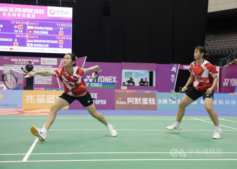 BWF超級300系列的台北羽球公開賽8日在台北小巨蛋進行16強賽程，台灣女雙組合陳妍妃（左）、孫亮晴（右）以直落2擊敗對手，挺進8強。中央社記者裴禛攝  114年5月8日   