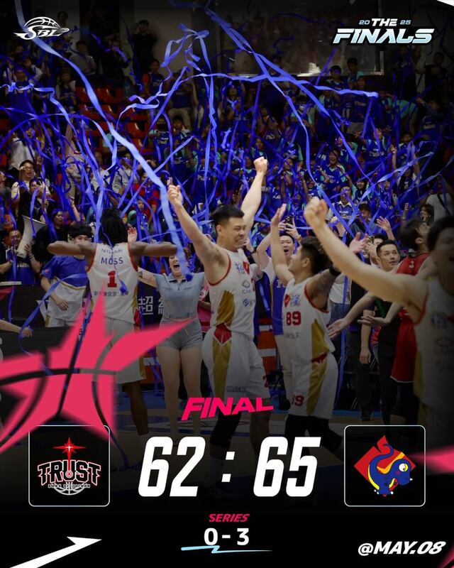 SBL裕隆集團籃球隊完成隊史第2度3連霸。（圖取自facebook.com/sbl.ctba）   