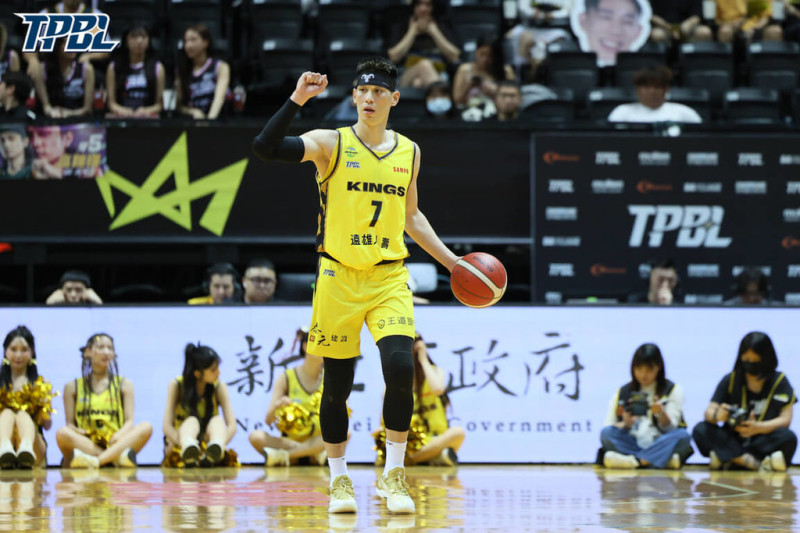 台灣職業籃球大聯盟（TPBL）新北國王隊8日在主場迎戰桃園台啤永豐雲豹隊，首節團隊就轟下破聯盟紀錄的48分，當家球星林書豪全場則是攻下25分，率隊以117比84收下2連勝。（TPBL提供）中央社記者黎建忠傳真 114年5月8日   