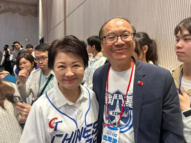 國民黨基隆市黨部主委吳國勝（右）。   圖：翻攝臉書