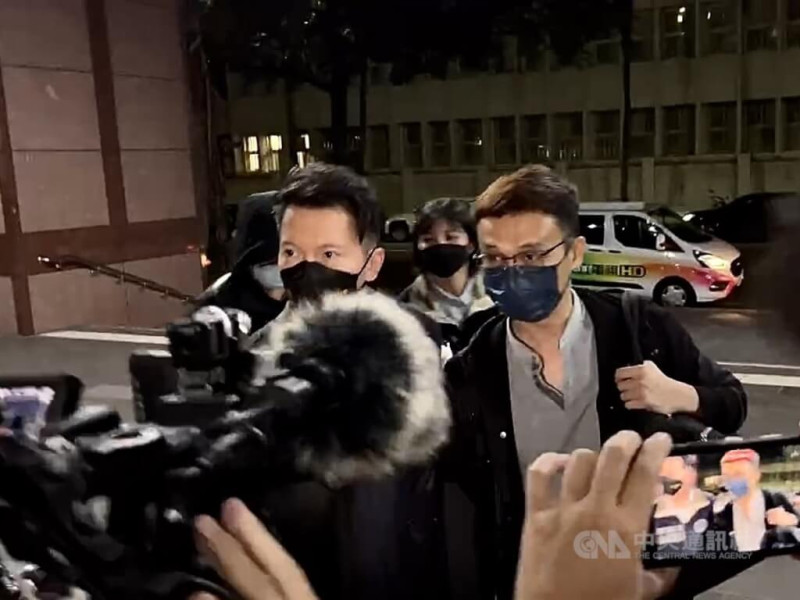 台北地檢署偵辦調查官余正煌（右）涉違反銀行法案，另查出嘉義市警察局2名員警涉洩漏個資。北檢8日指揮警調兵分多路搜索，並約談余正煌等6人說明，8日晚間移送北檢複訊。中央社記者林長順攝 114年5月8日   