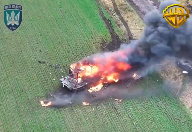 數個俄軍裝甲運兵車和「blyatbarn」改裝坦克,被烏克蘭第 414 無人攻擊航空旅「匈牙利鳥」的「WORMBUSTERS」部隊破壞。 圖:翻攝自 NOELREPORTS X 帳號