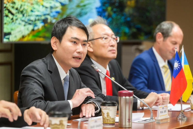 國民黨主席朱立倫持續強辯「納粹說」，陳冠廷批評，契合普丁將侵略合理化言行。   圖：立法委員陳冠廷辦公室提供