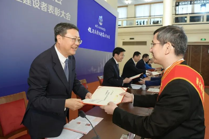 左為上海市委書記陳吉寧。 圖:翻攝自上海市省委官網 左為上海市委書記陳吉寧。 圖:翻攝自上海市省委官網