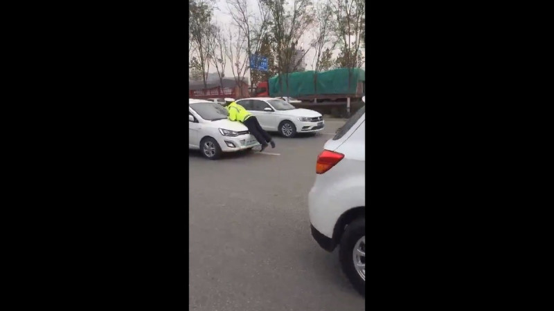 近期中國國內發生多起「推警運動」,部分不願接受執法人員處置的民眾選擇「頂撞」警察強行開車,引發大量網友討論。 圖:擷取自 @whyyoutouzhele X 分享影片
