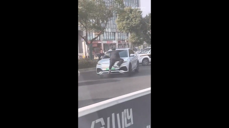 許多網友對民眾勇於反抗的行為表示讚賞,認為只有採取實際的反抗行動,中國人才有希望。 圖:擷取自 @whyyoutouzhele X 分享影片