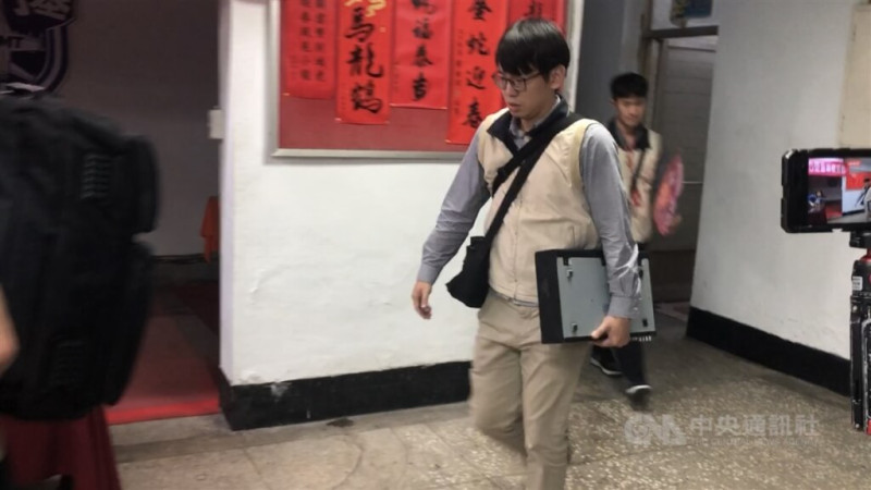 基隆地檢署偵辦罷免提議人名冊涉死亡連署案，7日搜索國民黨基隆市黨部，帶走黨部2樓監視器主機、大批黨員名冊等物。中央社記者王朝鈺攝 114年5月7日   