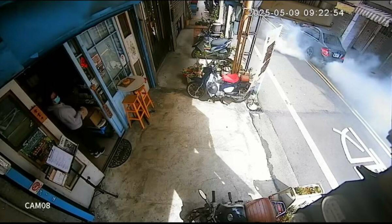 曾玟學指出，在苑裡砸車事件後，又有人開車到苗栗市連署站店門口前惡意燒胎挑釁，志工受到驚嚇。他痛批暴力威脅持續發生，呼籲不忍苗栗持續沉淪的朋友一起加入連署。   圖：截自曾玟學臉書影片