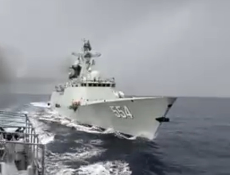 中菲黃岩島衝突赫見軍方出手。圖為菲國巡邏艦「哈辛托號」拍攝在後方追趕的中國054A型護衛艦「通遼號（舷號554）」。   圖：翻攝Armed Forces of the Philippines