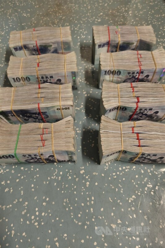越南籍胡姓嘉義石材廠移工7日搭台鐵列車，遺落約新台幣400萬元現金，胡姓男子雖自稱是要償還購置越南不動產借款，但鐵路警察對這項說法保留，正持續釐清詳細案情。（中央社檔案照片）   