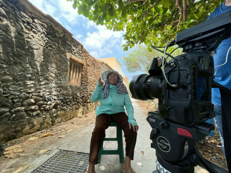 鄧文斌導演他們花了好幾年的時間記錄拍攝(褒出海島人生)這部影片。 圖/尖端公司提供 鄧文斌導演他們花了好幾年的時間記錄拍攝(褒出海島人生)這部影片。 圖/尖端公司提供