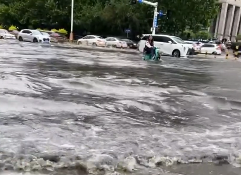 許多承德市民在網上表示,突如其來的暴雨讓承德秒變「大海」。 圖:翻攝自新京報