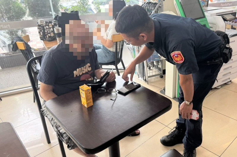 台南50歲郭姓男子（左）先在網路平台尋求融資卻遇詐騙，又誤信網路詐騙宣稱可追回遭騙取款項，日前到超商準備購買點數，所幸店員機警察覺有異報警，讓郭男免遭二度詐騙。（台南市警局提供）中央社記者張榮祥台南傳真  114年5月9日   