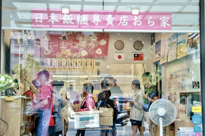 民進黨立委黃捷今（9）天在臉書發文透露，砸店事件後，「我的一位學長選民與我聯絡，表示很樂意出租給飯糰店並授權我來協助。」   圖：擷自黃捷臉書粉專