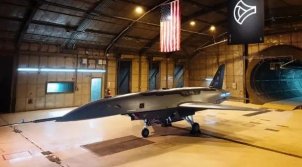 美軍近期開始測試最新款的 AI 無人忠誠僚機「 YFQ-44A 」，試圖打造一款遠超人類飛行員反應能力的新型軍備，並保持對中國的軍事領先優勢。   圖：翻攝自 騰訊網 栗子評述