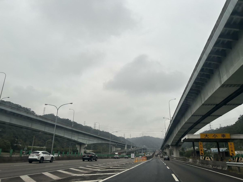今年端午節連假有3天假期，高速公路局根據歷次端午節連假國道交通量資料及特性分析，並透過AI科技、交通量旅次大數據分析及問卷調查結果，預估端午節連假交通需求以旅遊旅次(占比約5成)及返鄉旅次(占比約3成)。（國道示意圖）   圖：林岑韋／攝