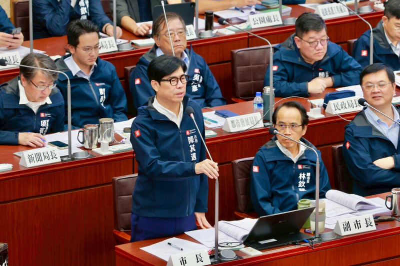 陳其邁(前排左一)答詢表示，未來建廠計劃應尊重台積電的產業布局與產線規劃。   圖：高雄市政府/提供