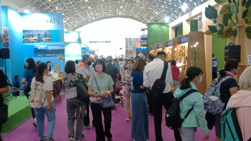 不少民眾在高雄市旅行公會2025國際旅展第一天就到場搶好康。 圖:孫家銘/攝