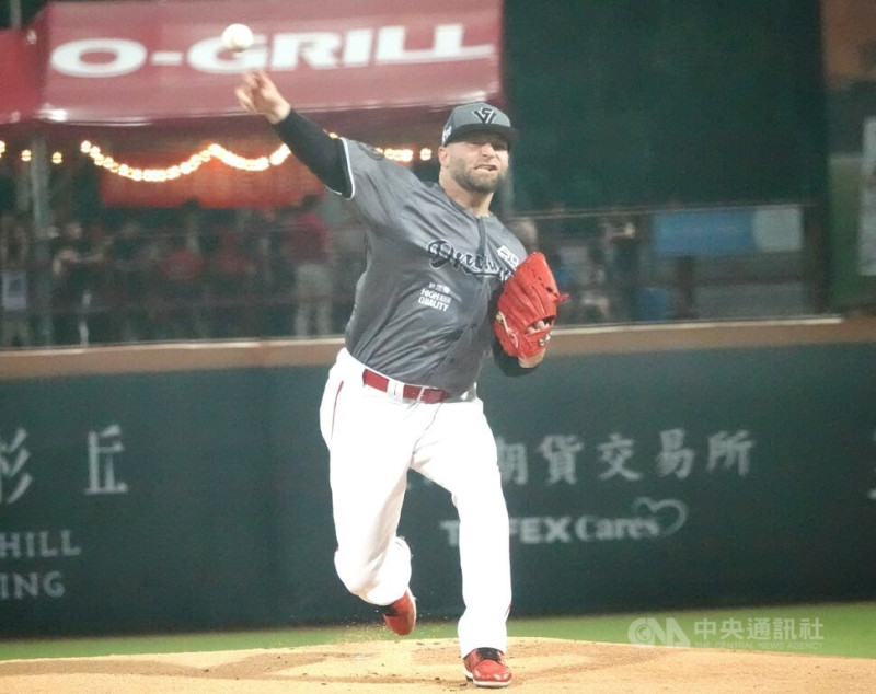 中職味全龍隊投手伍鐸（Bryan Woodall）（圖）9日例行賽繳出8局無責失好投，率隊以4比1擊敗樂天桃猿隊，賽後也獲選單場MVP。中央社記者謝靜雯攝  114年5月9日   