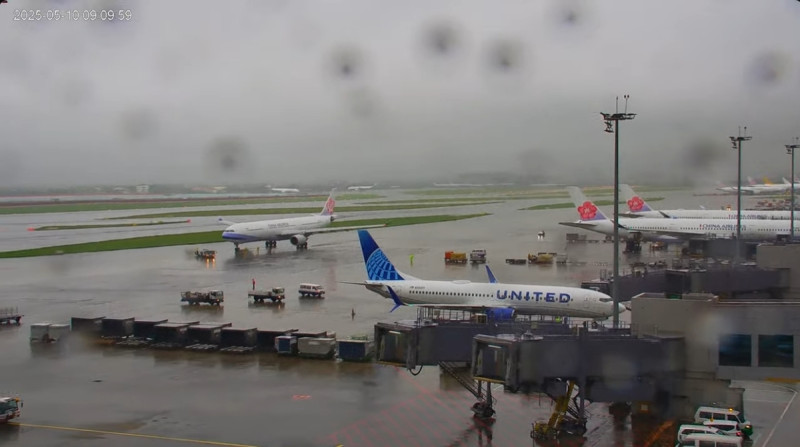 受到大雷雨影響，桃機地勤作業暫停，航班、行李提領會受影響。   圖/截取自桃機YT即時畫面