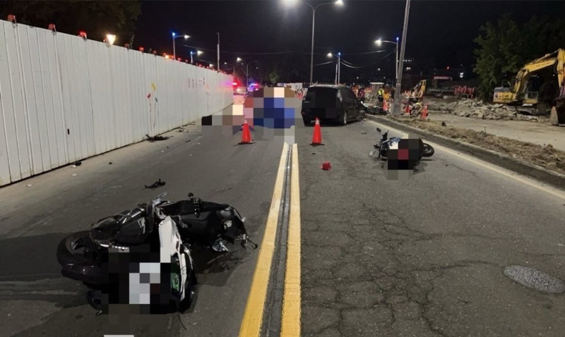 36歲鄭姓男子10日凌晨涉酒駕車，行經高雄市三民區路口時，與對向車道3台機車發生碰撞，造成19歲李姓機車騎士當場死亡、19歲顏姓乘客重傷送醫搶救，其餘人員輕傷無大礙。（高雄市政府警察局三民第一分局提供）中央社記者張已亷傳真  114年5月10日   