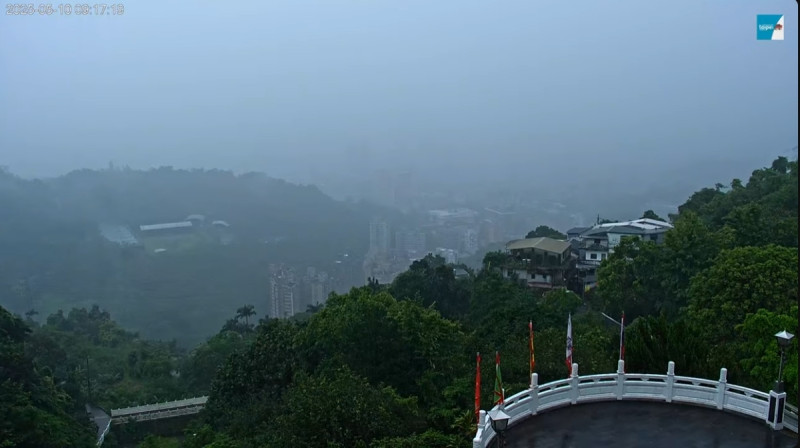 雨炸雙北！貓空纜車因山區落雷暫停營運。   圖/截取自貓空指南宮YT即時影像