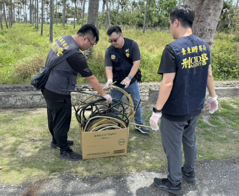 台東縣刑警大隊破獲竊取電纜線集團，逮捕4名集團成員，楊姓主嫌遭法院羈押禁見。警方表示，電纜線大多是高壓電纜線，常有竊賊因此被電死。（台東警方提供）中央社記者盧太城台東傳真 114年5月10日   