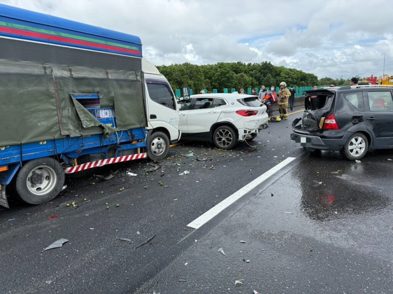 國道1號台南市仁德南下路段10日下午發生事故，疑似6車追撞造成母女3人受傷送醫，肇事原因有待調查釐清。（台南市消防局提供）中央社記者張榮祥台南傳真  114年5月10日   