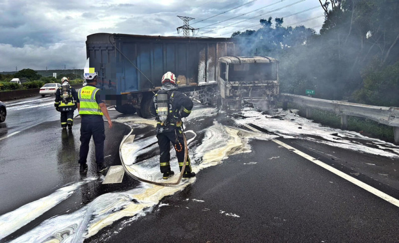 國道3號北上龍井路段10日下午近1時發生聯結車起火事件，警方表示，火勢在半小時後撲滅，駕駛擦挫傷送醫，現場占用外側及爬坡車道，目前拖吊排除中。（民眾提供）中央社記者郝雪卿傳真  114年5月10日   