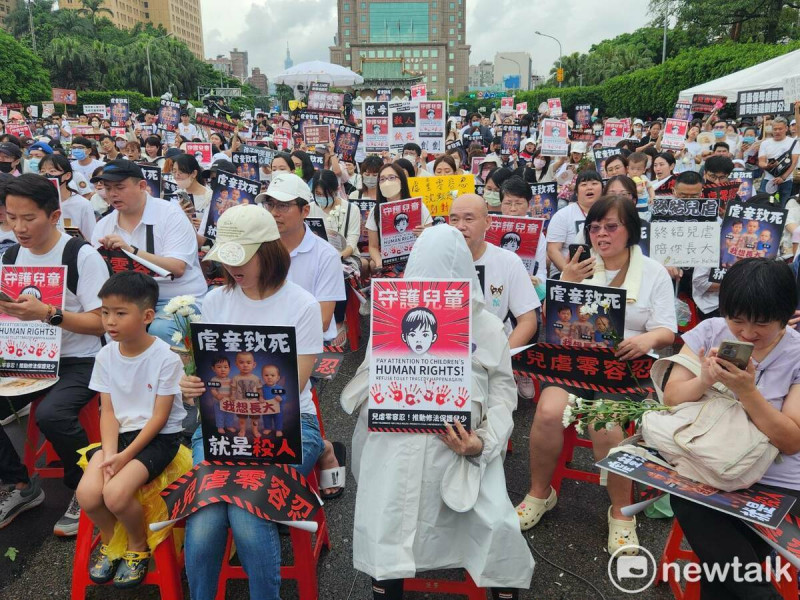 「終結兒虐」集會於凱道登場,拋出增訂「虐殺兒童罪」、設立兒少保護部等訴求。 圖:黃建豪/攝