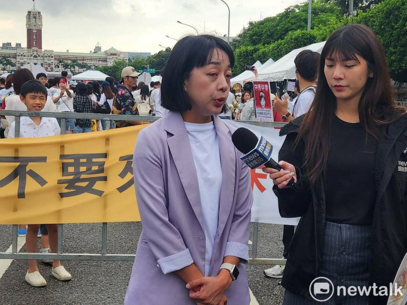 時代力量黨主席王婉諭也到場關切。 圖:黃建豪/攝