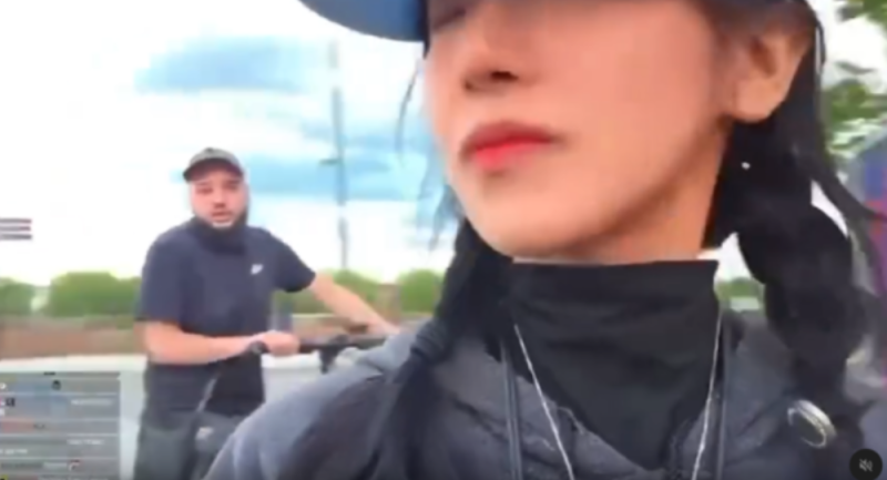 企鵝妹近期前往法國旅遊,怎料途中竟遇上不明人士出拳攻擊,更被大罵「離開我的國家」。 圖:翻攝自Threads
