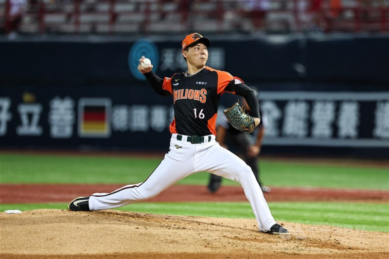 中職統一7-ELEVEn獅隊33歲投手郭俊麟（圖）預計11日回到一軍先發，將在花蓮棒球場對上富邦悍將隊，為本季首場一軍登板。（中央社檔案照片）   