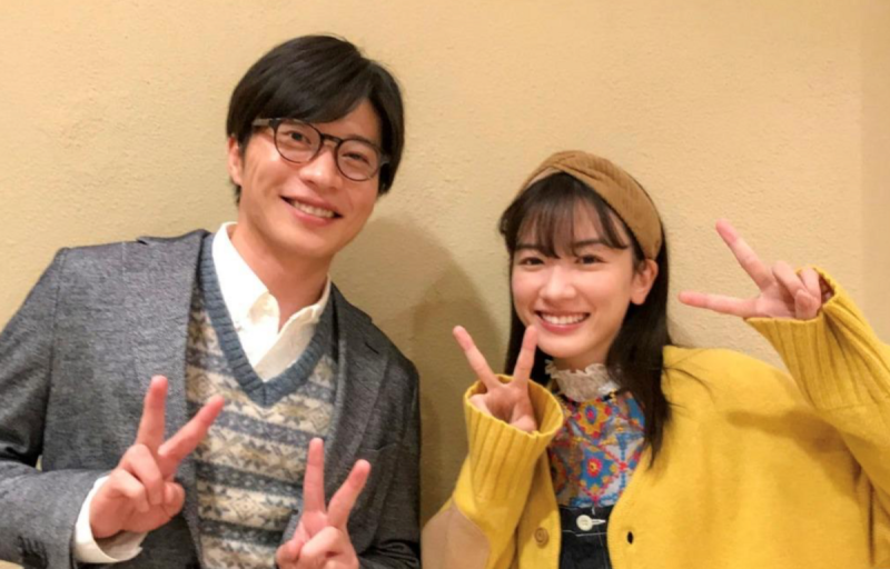 永野芽郁（右）上月被爆出與大15歲的已婚男星田中圭在家中約會，疑似捲入不倫戀。   圖：翻攝自X