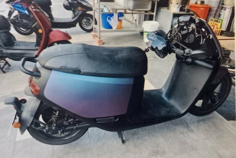 李男騎剛買一年多的Gogoro電動機車，因龍頭處車架斷裂而犁田受傷。   圖：孫家銘翻攝