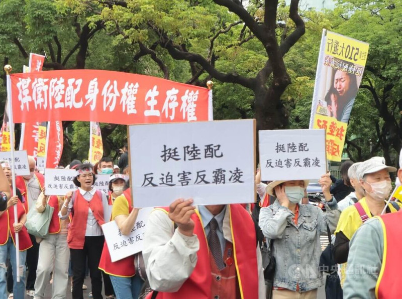 「挺陸配、反迫害」大遊行10日下午舉行,與會民眾手拿標語跟著遊行隊伍前進。中央社記者李雅雯攝 114年5月10日