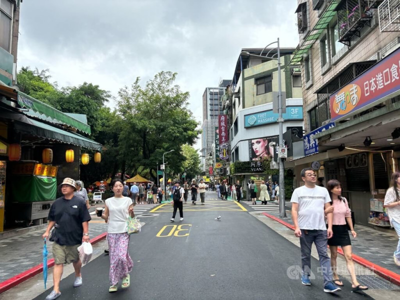 台北市永康商圈今（10）日起至6月10日每週末下午試辦「人本城市假日漫步區」，盼透過減少過境車流進入商圈社區，進而提升商圈國際形象與居住品質。   圖：中央社記者陳昱婷／攝，114年5月10日