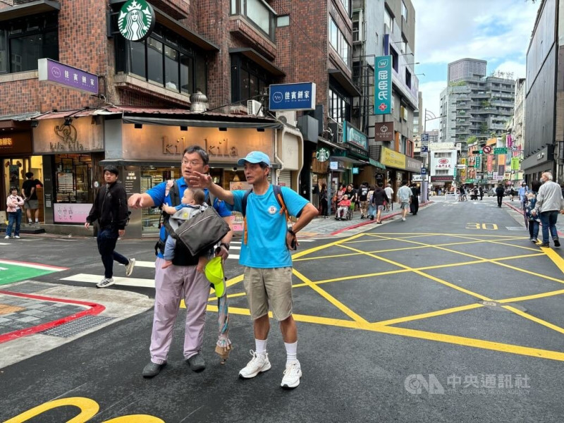台北市永康商圈自10日起為期1個月的週末試辦「永康街人本城市假日漫步區」,交通局長謝銘鴻(前左2)首日前往視察,指出試辦首日秩序遠超乎預期,有進出需求且事先已領取通行證的車輛會自發降低車速。中央社記者陳昱婷攝 114年5月10日