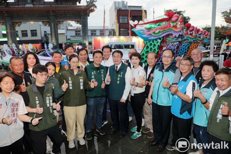 2025台南市國際龍舟錦標賽即將台南運河熱鬧登場，台南市政府今日在安平開台天后宮舉辦賽事啟動記者會，由市長黃偉哲出席為龍舟點燈，象徵祈福啟航，正式宣告賽事啟動。立委陳亭妃、市議員李啟維及林俊憲立委助理、各議員服務處代表也到場支持。   圖：黃博郎／攝