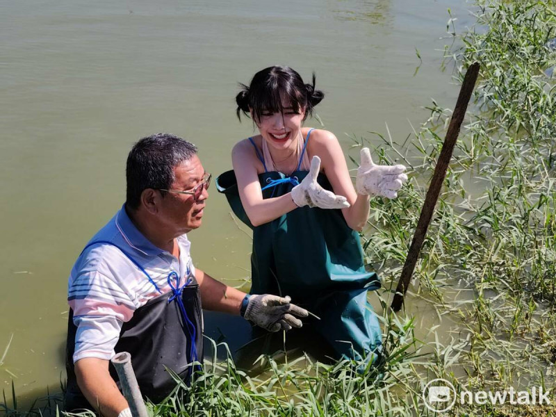 尹到怡還大膽挑戰親自下水捕魚，雖然在水中連站穩都有困難，但在亮哥與亮嫂的協助下，她成功捕捉到一尾超大台灣鯛，令她驚訝不已、驚呼連連。   圖：台南市政府／提供