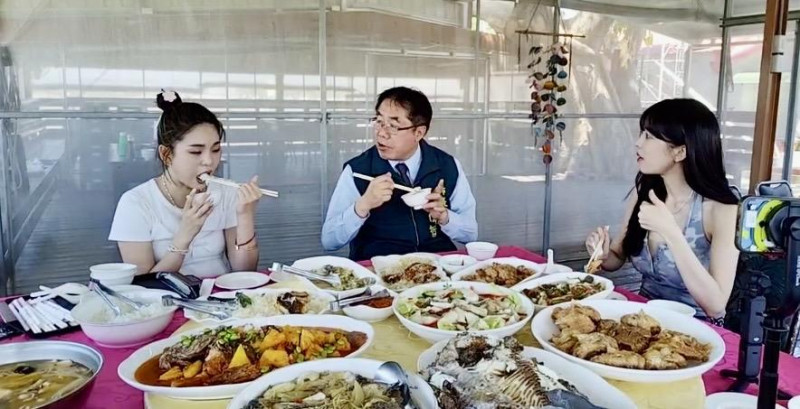 自認不擅長下廚的尹到怡,在亮嫂的指導下與市長黃偉哲共同製作三道家常鯛魚料理,包括台式鹽烤鯛魚、鯛魚粥以及創意結合韓式風味的泡菜鯛魚飯。 圖:台南市政府/提供