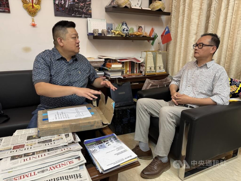 印度與巴基斯坦間的緊張持續，邊境的查摩已能感受到猛烈砲火，在當地教書的台灣老師孫立偉（左）搭車撤離，整整耗費13個小時，於今天凌晨平安抵達德里。   圖:中央社提供