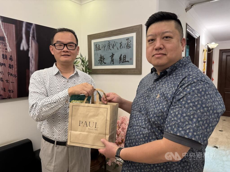 在印度查摩教書的台灣老師孫立偉(右)因當地處於危險狀態,緊急撤離到德里,駐印度代表處教育組組長陳立穎(左)送上生活物資。中央社記者李晉緯新德里攝 114年5月10日