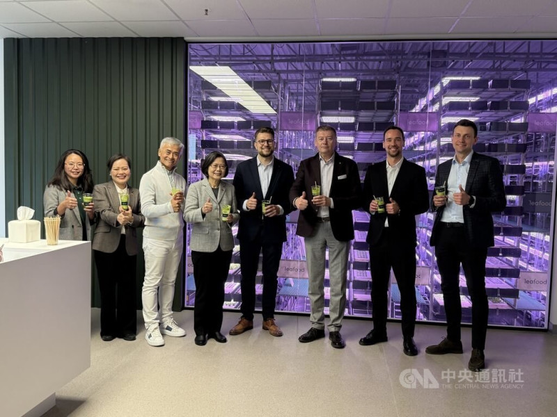 蔡英文（左4）10日下午抵達立陶宛，第一站參觀由台灣與立陶宛合作成立的新創農業科技公司Leafood，和立陶宛經濟與創新部長薩維茨卡斯（右4）與工業家聯盟主席賈努維丘斯（右3）與源鮮公司董事長蔡文清（左3）、Leafood創辦人兼執行長戚文斯卡斯（右2）合影。    圖/中央社